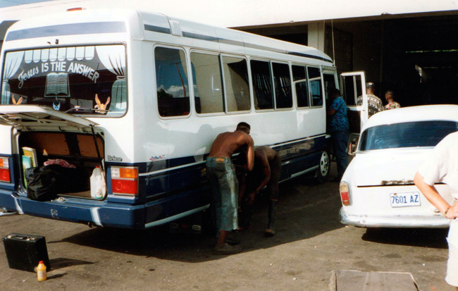 Bustur fra Montego bay til Kingston. Bussen skulle lige repareres under turen.